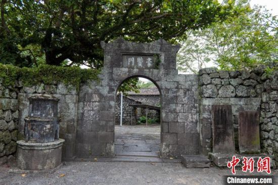 三卿村旁的石垒梯田,火山石垒成的围堰层层叠叠