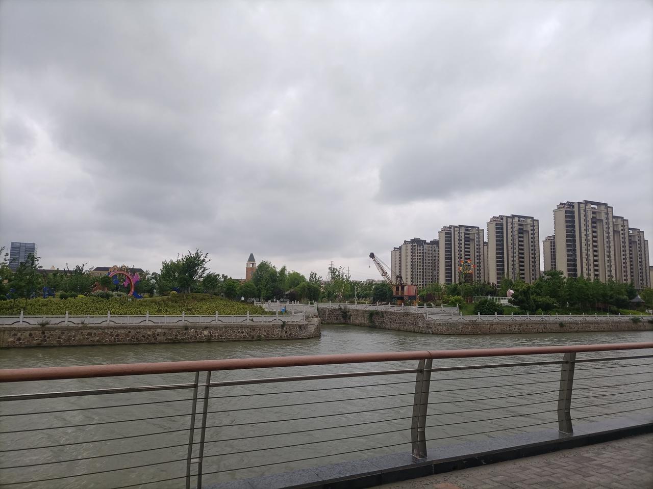运河杭州段的宽阔水面，两岸是城市建筑和步道