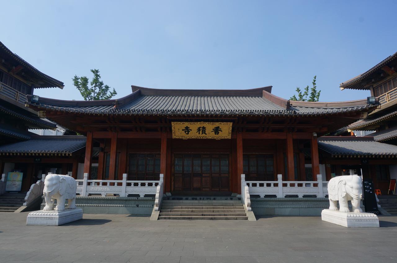 香积寺新建的铜制大圣紧那罗王殿，殿顶和墙面全部包铜处理