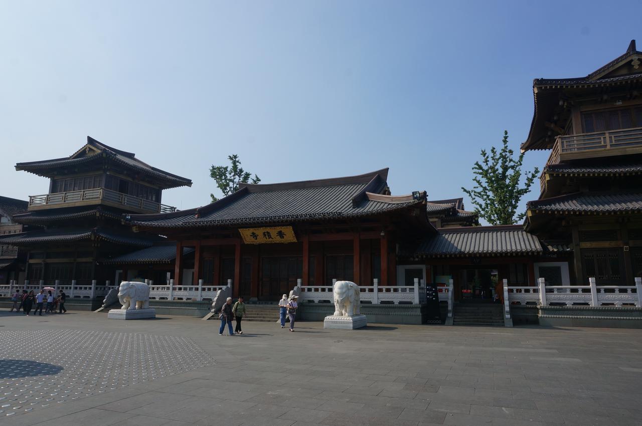 香积寺天王殿和钟鼓楼，采用传统木结构配铜瓦屋顶