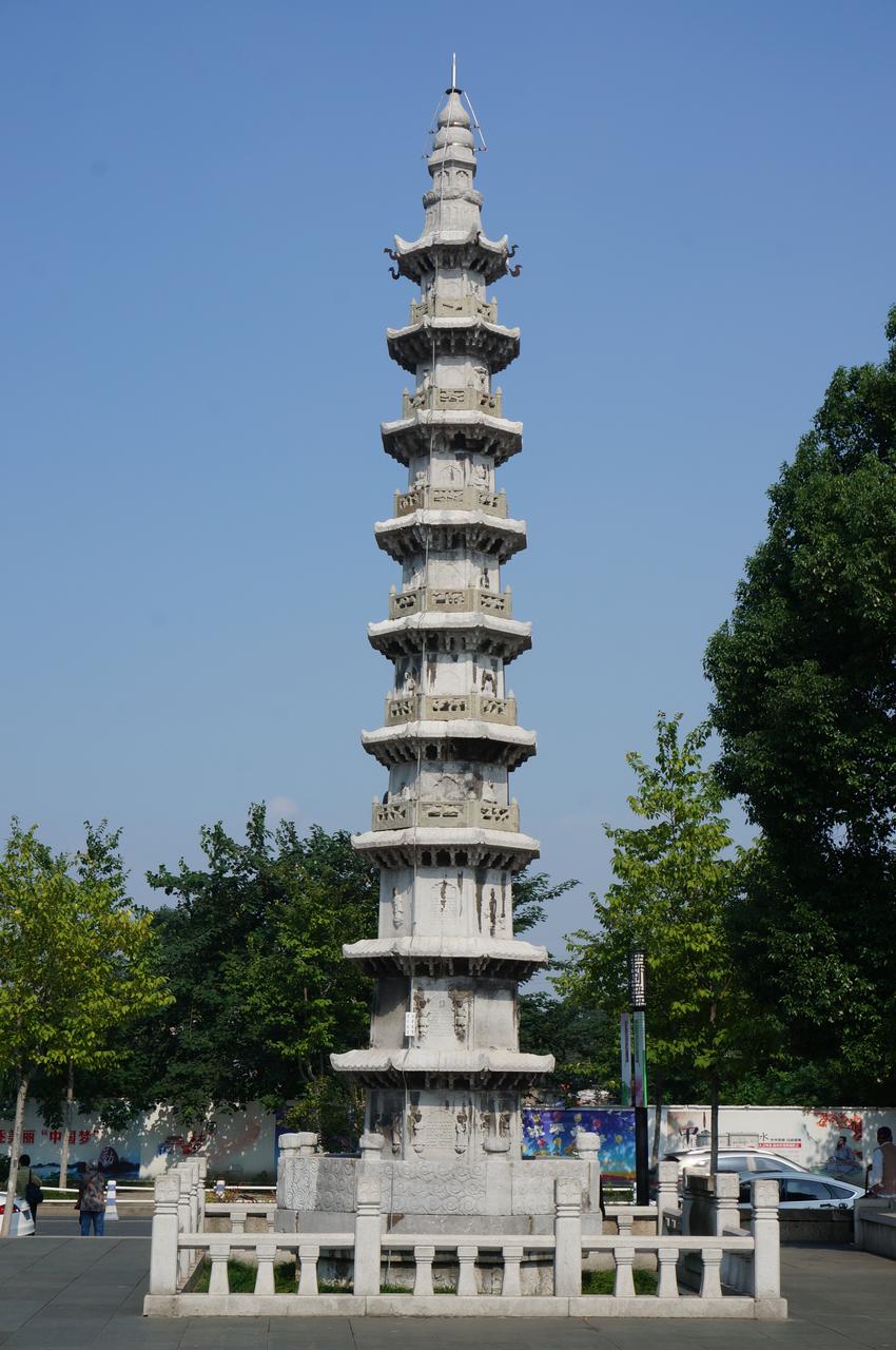 香积寺前的石塔，建于清康熙五十二年，为杭州仅存的清代佛塔