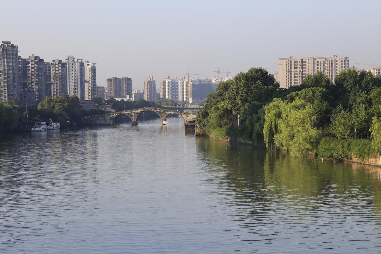 拱宸桥东堍的"京杭大运河南端"标志石碑