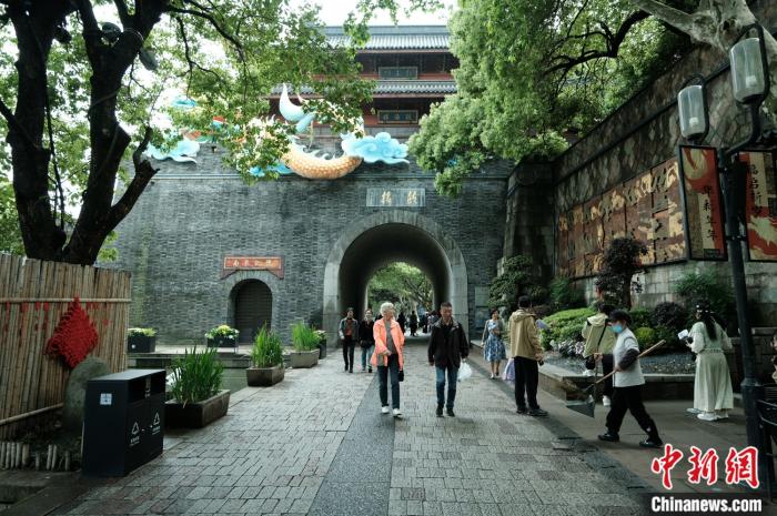 鼓楼现状:三块匾额说明三个历史时期