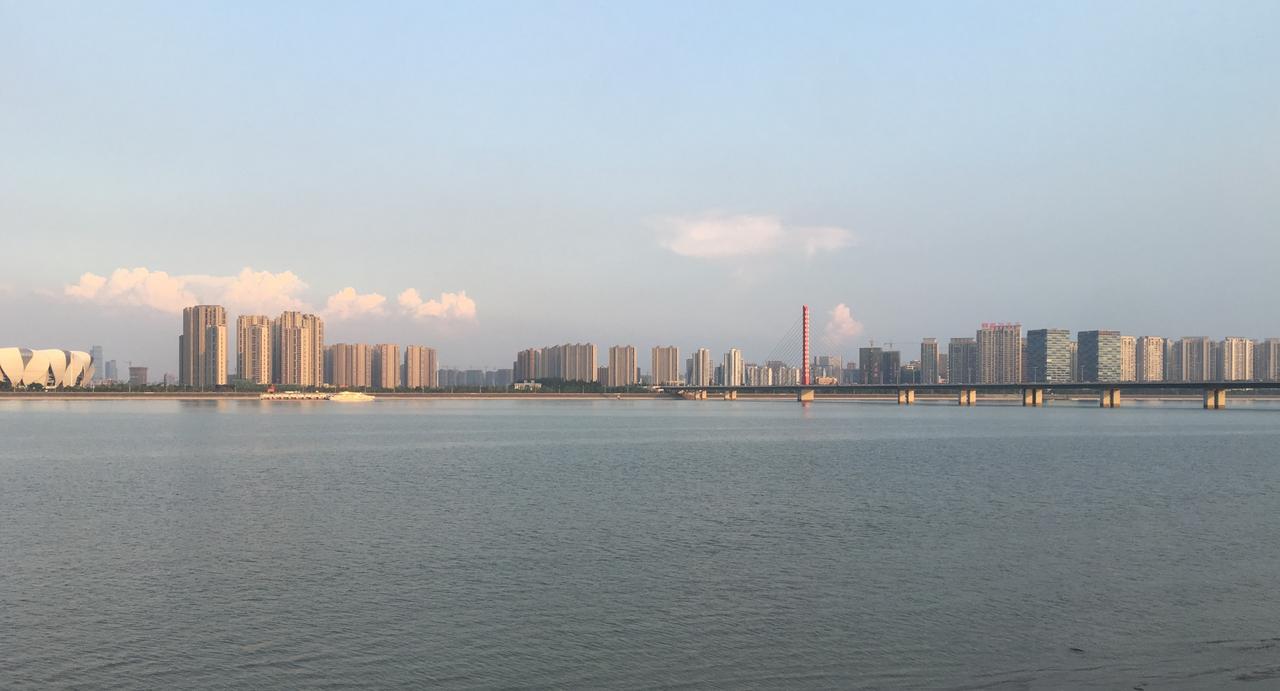 滨江高新区沿江天际线，从钱塘江北岸视角观看南岸高楼群