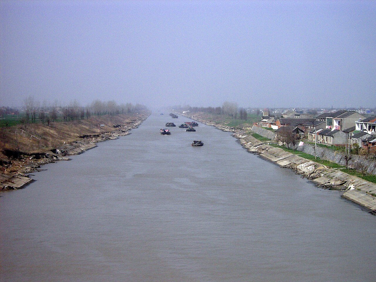 京杭大运河杭州段拱宸桥附近景象