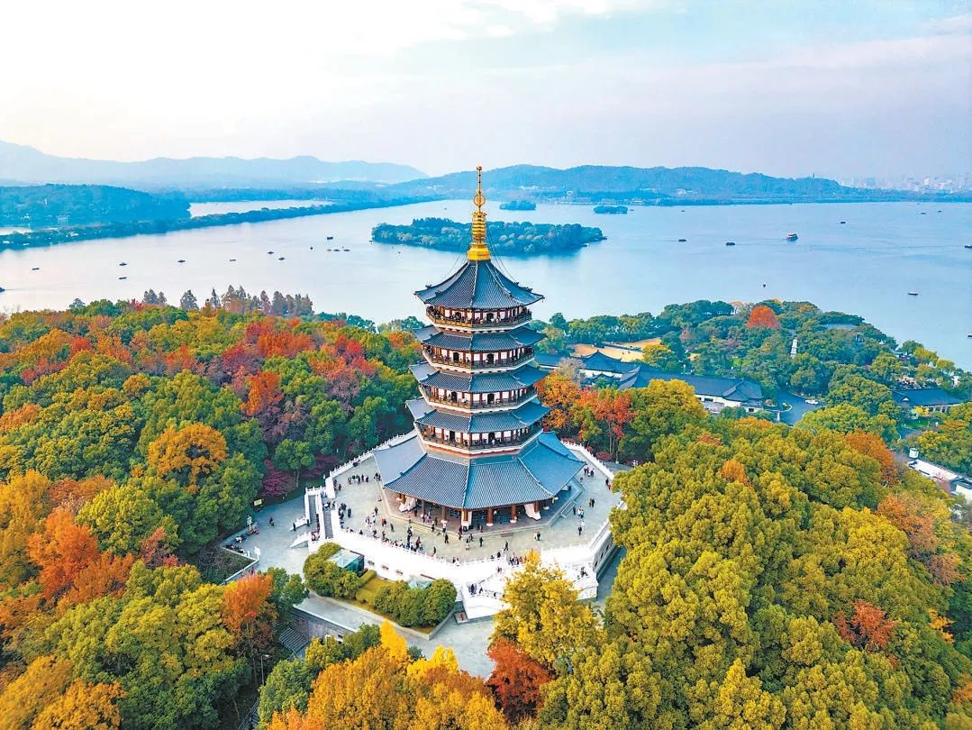 雷峰塔秋色:夕照山上的雷峰塔与西湖秋景