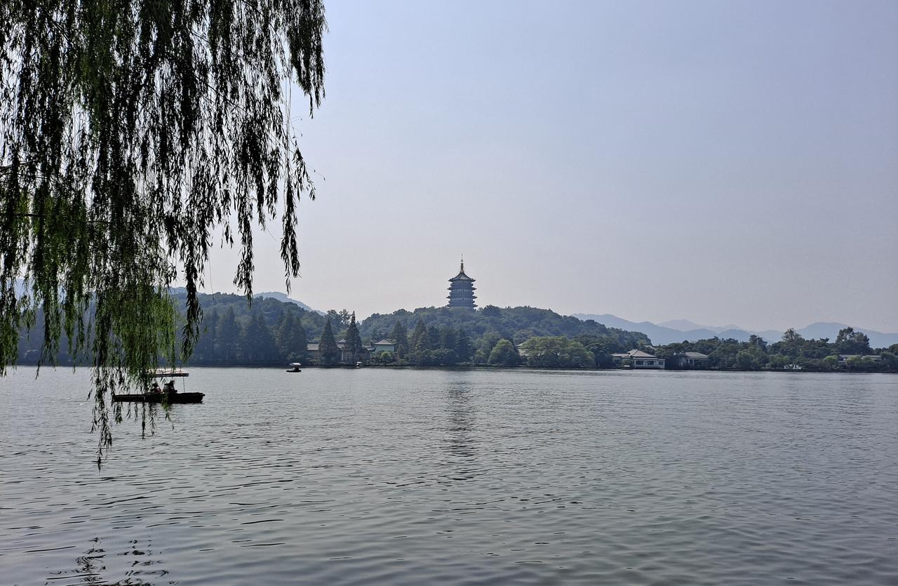 雷峰塔外观：新塔在南岸夕照山上的全貌