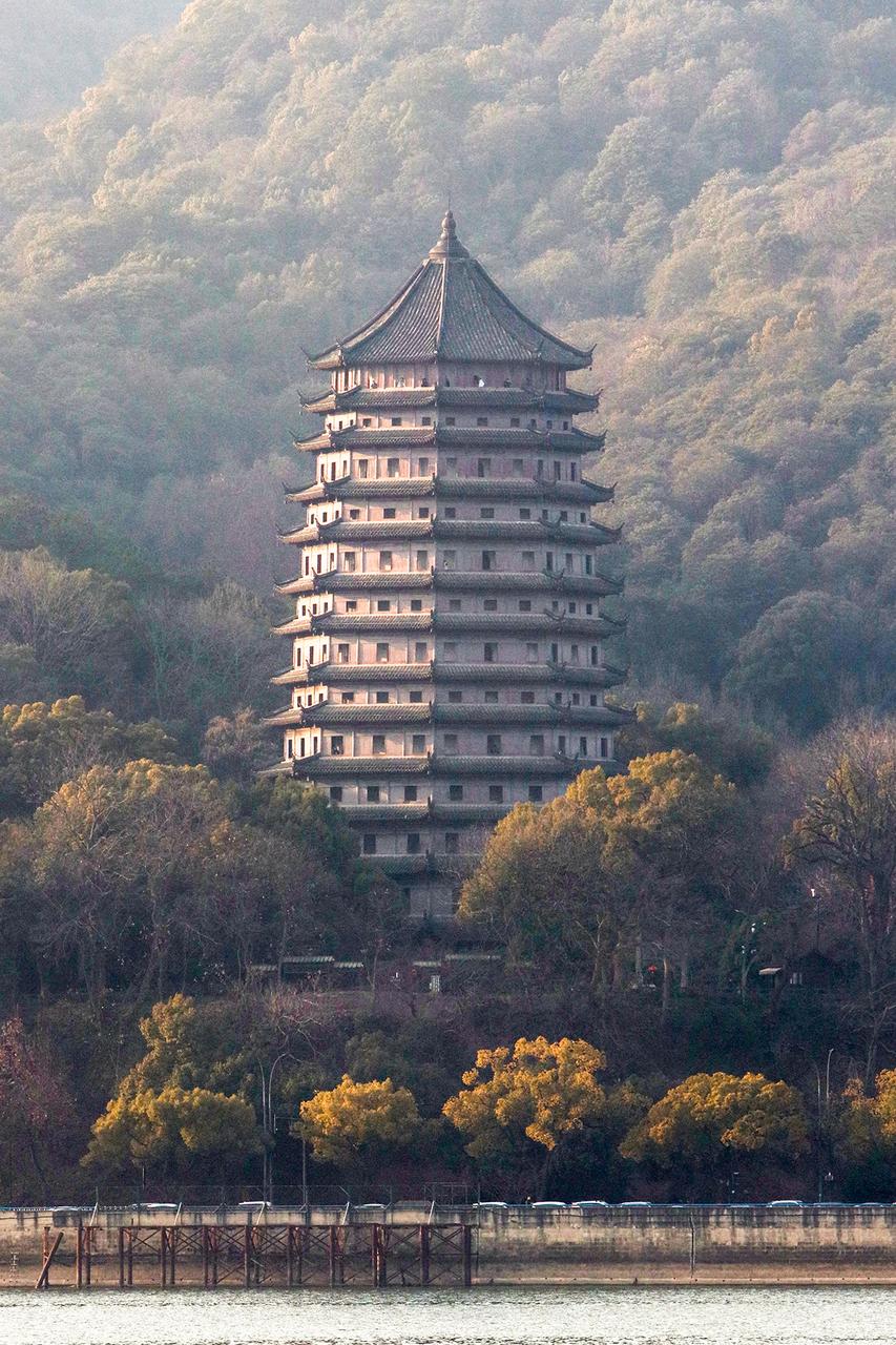 六和塔全貌：外檐十三层的砖木结构高塔矗立钱塘江畔