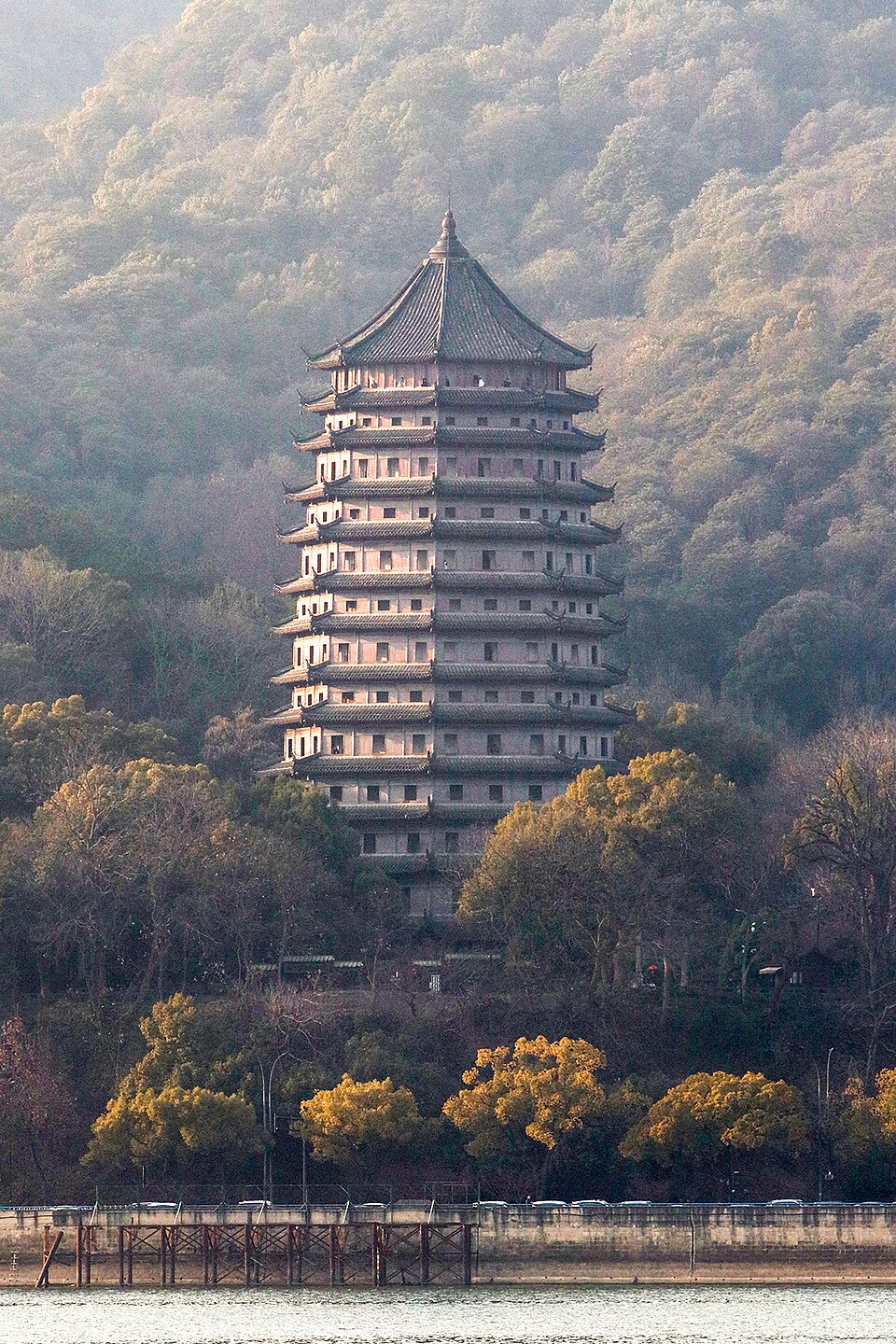 六和塔全景：耸立在月轮山上的砖木结构古塔