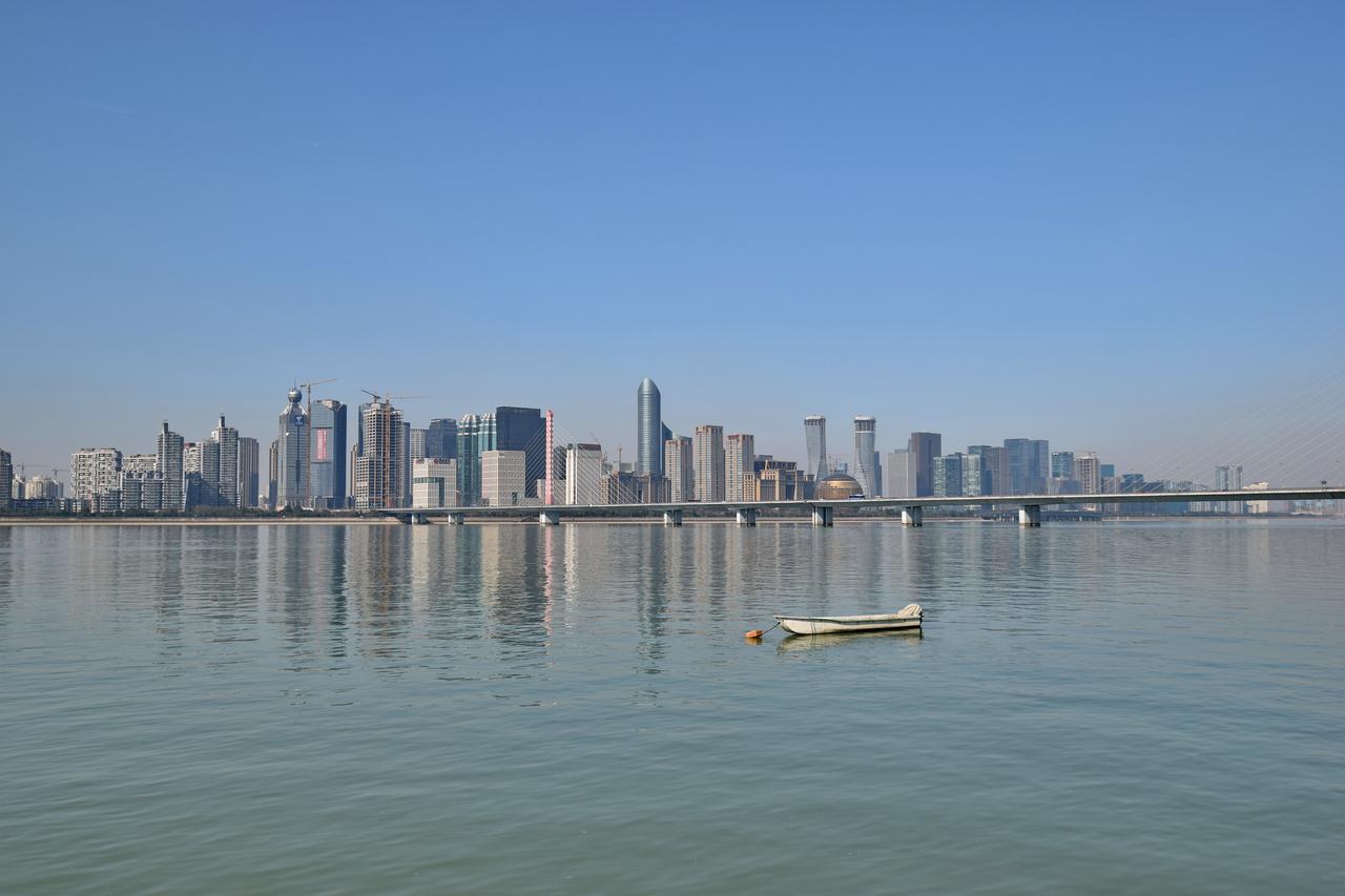 钱江新城天际线:沿江高层建筑群与市民中心同框