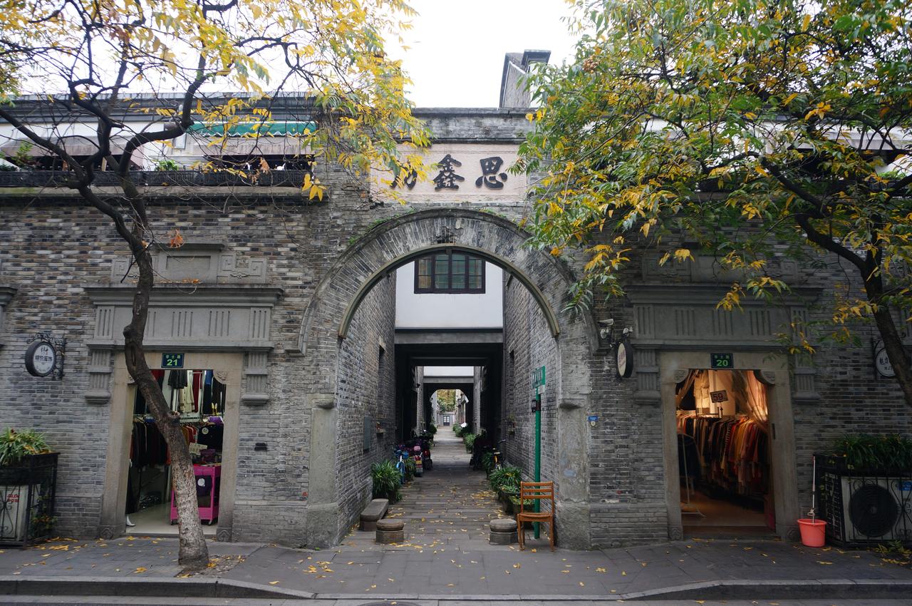 思鑫坊南入口过街楼，拱门上是刻有"思鑫坊"字样的石质匾额