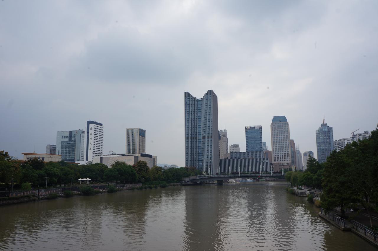拱墅区运河沿岸的密集居住区,河道两岸建筑紧邻水面