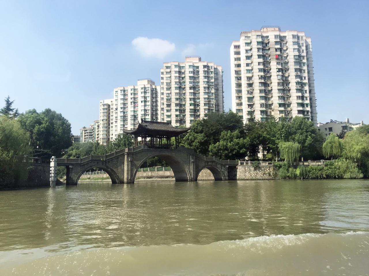 运河流经杭州拱墅段,两岸居民区密集