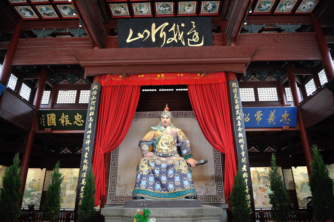 忠烈祠正殿与岳飞坐像