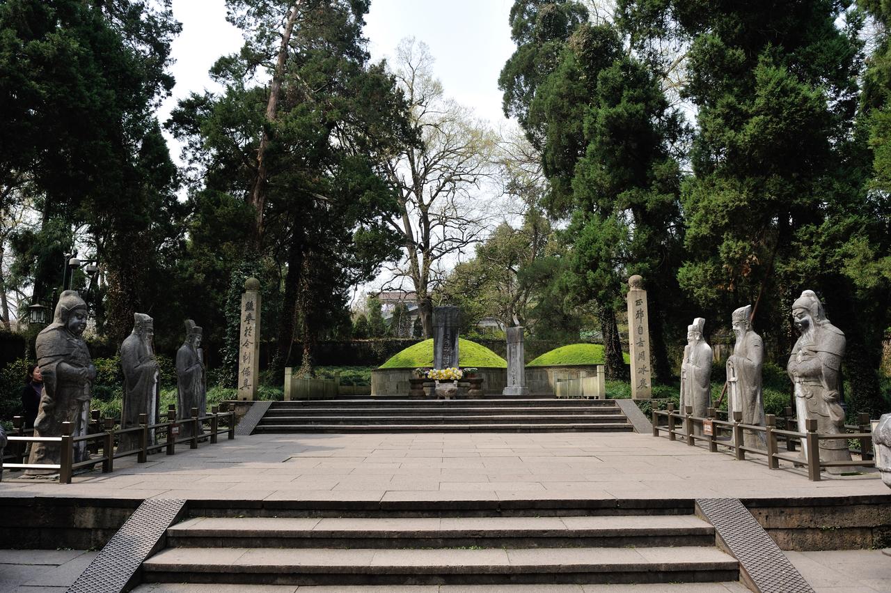 墓园四奸铁铸跪像