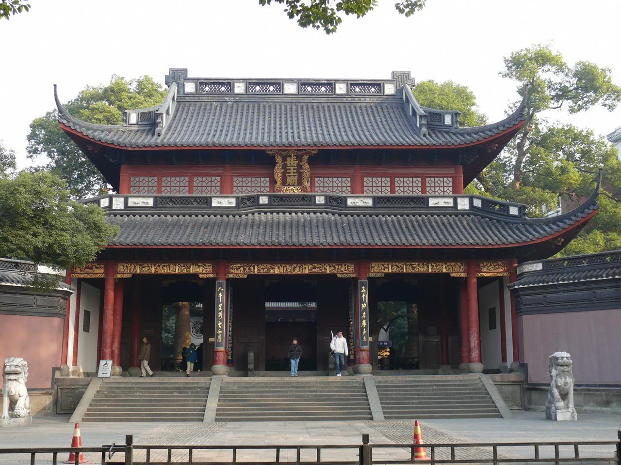 从岳湖看碧血丹心石坊和岳王庙门楼