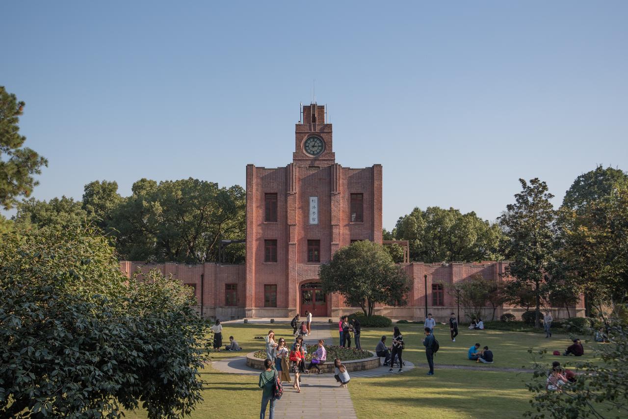 之江大学钟楼，红砖清水外墙，校园制高点