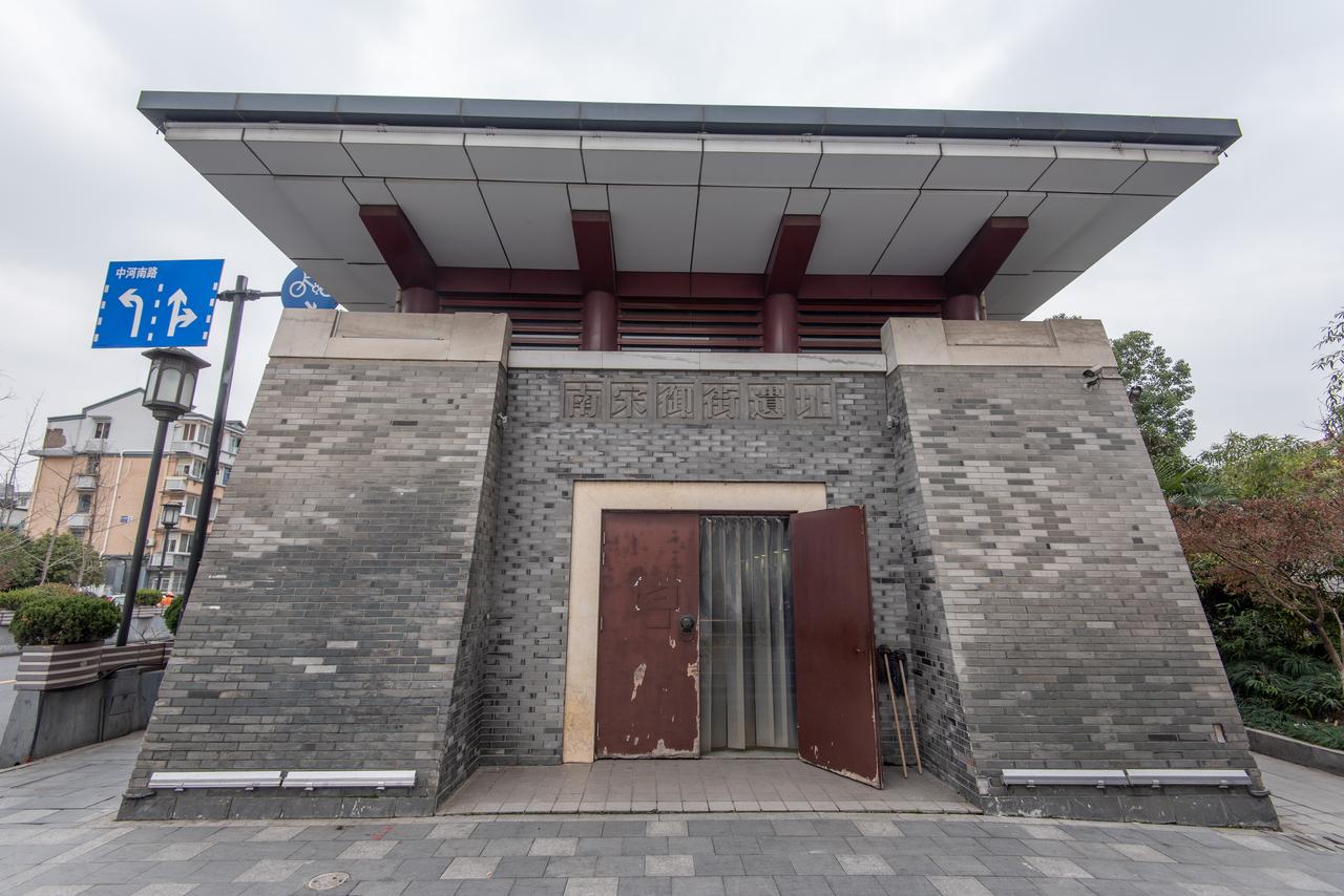 南宋遗址陈列馆内的御街考古现场，可见香糕砖错缝侧砌的路面