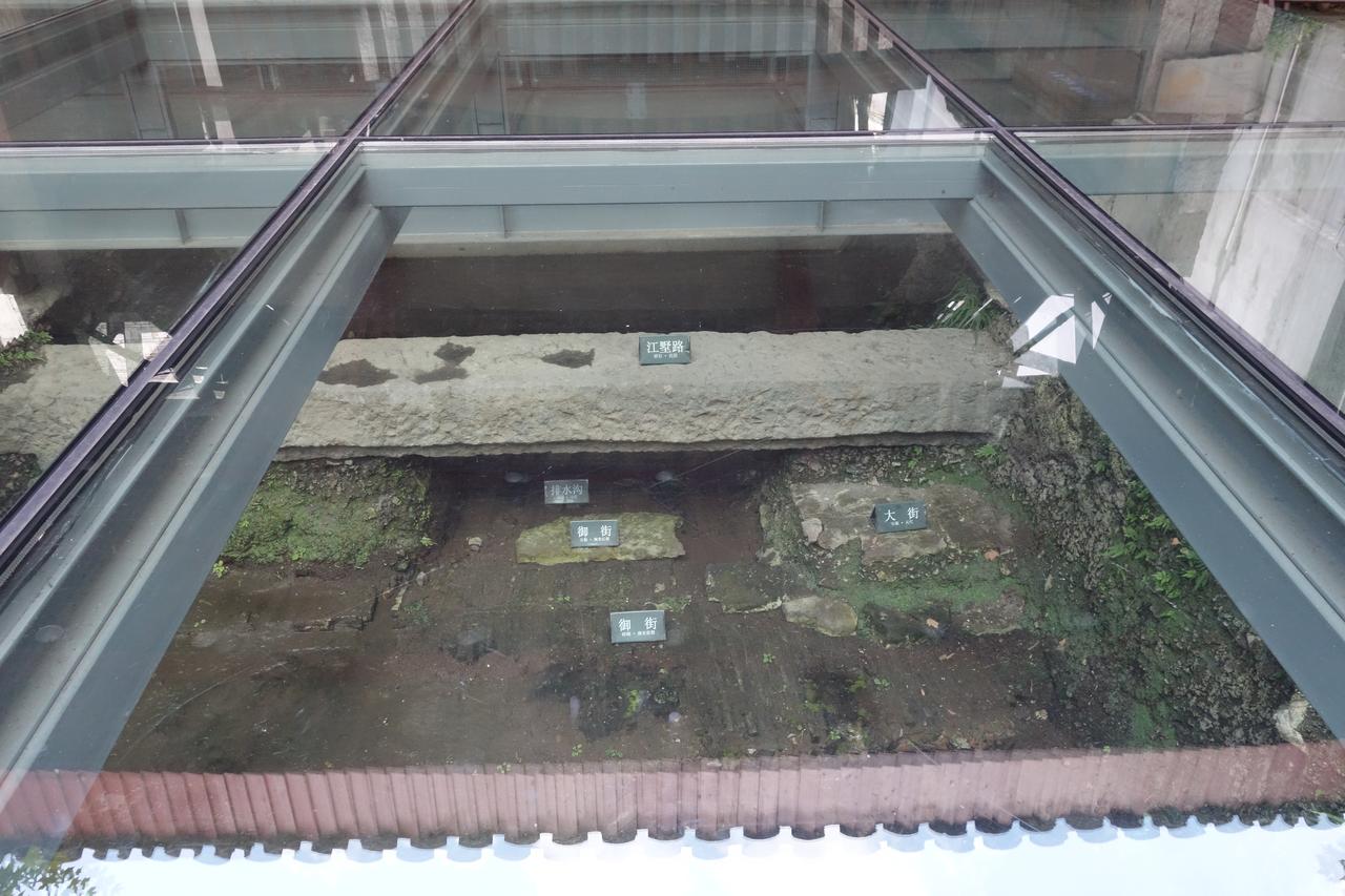 中山中路112号开放式展陈，参观者可以从玻璃地面俯瞰多层叠压的路面