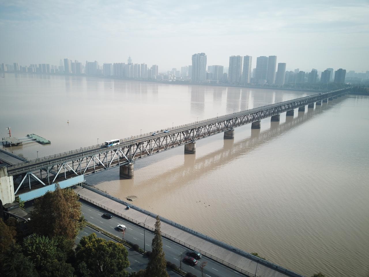 钱塘江大桥鸟瞰,双层桁架结构一目了然