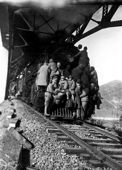 1937年难民通过钱塘江大桥的历史照片