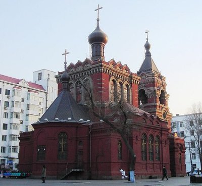 教堂广场全景，显示教堂与周边居民楼和广场的关系