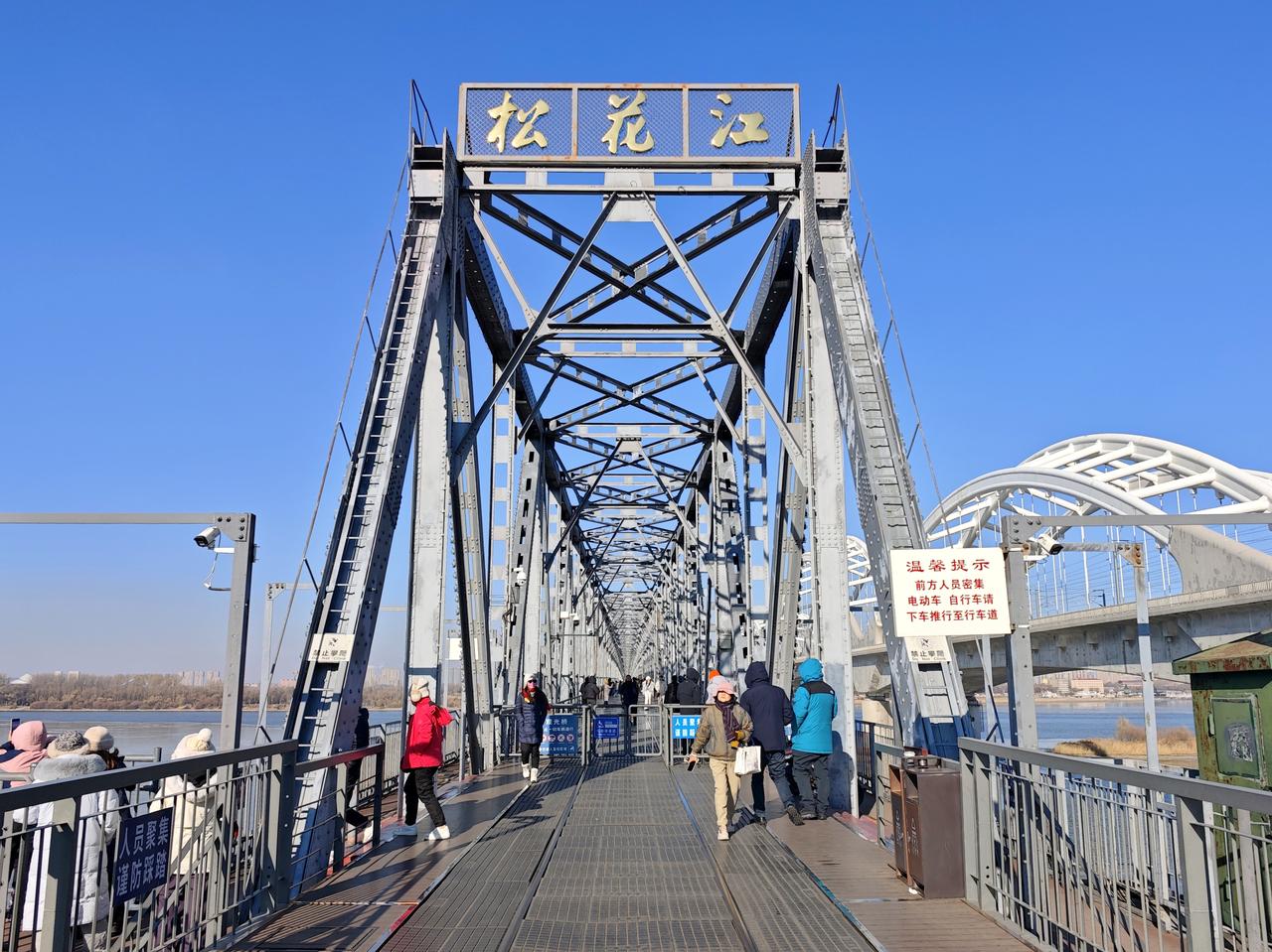 老江桥全景,钢桁架从南岸延伸到北岸