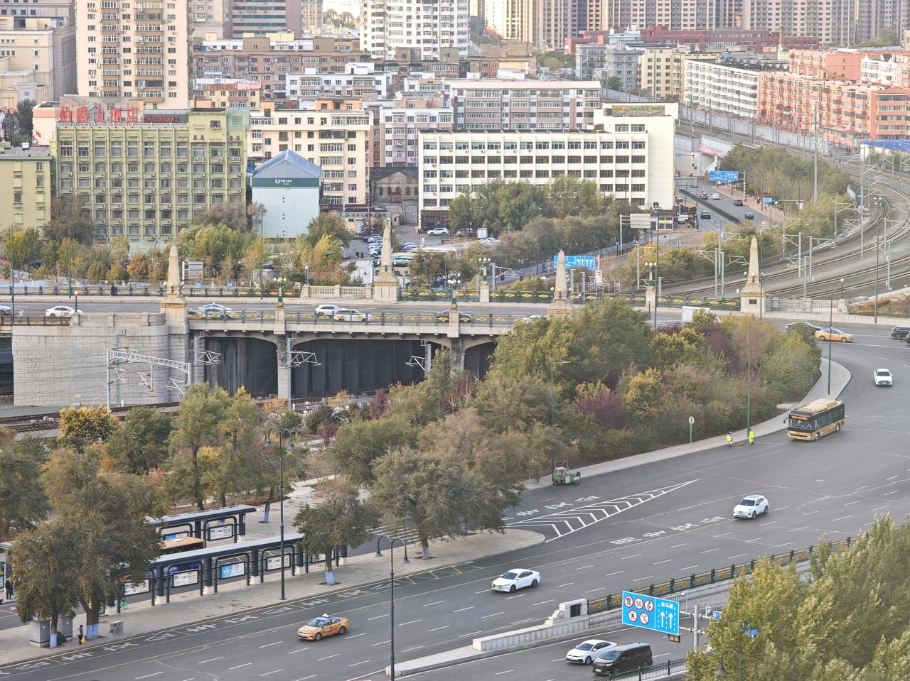 霁虹桥桥面,远处可见滨洲铁路线和两侧城市景观