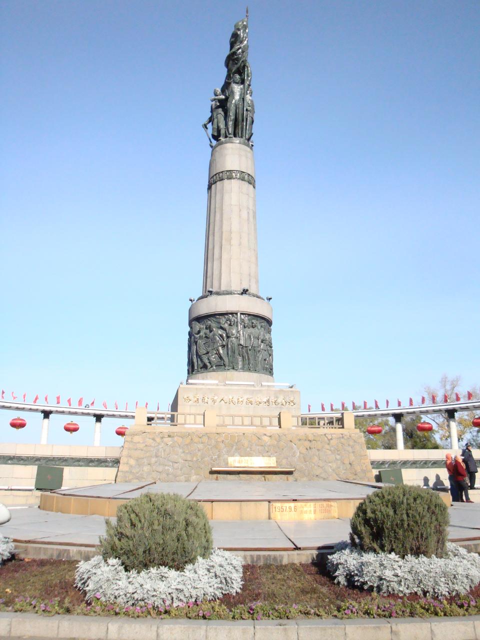 防洪纪念塔全景，22.5米高花岗岩塔身和半圆形科林斯柱廊