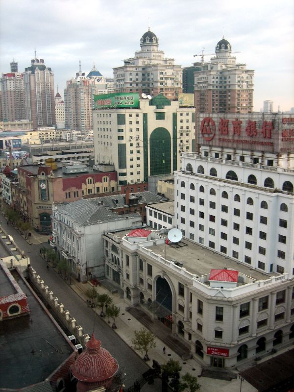 斯大林公园沿江步道,护堤和栏杆保留1950年代风格