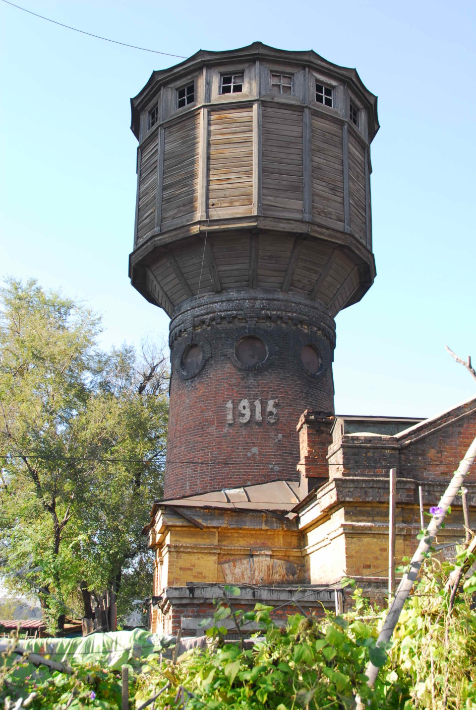车辆厂砖砌水塔带"1915"字样，工业天际线的剩余物