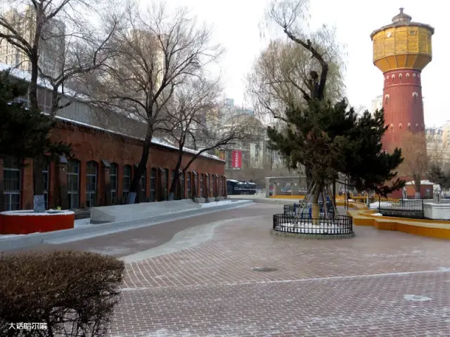 车辆厂旧址保存的砖砌水塔与红砖烟囱，与周边高层住宅并置