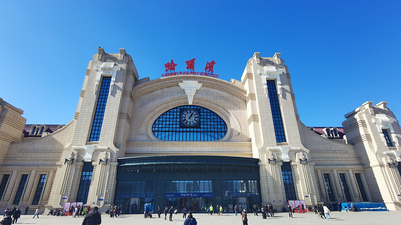 站前广场的欧式路灯和铺装