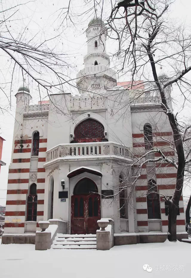 清真寺建筑细部：尖券拱形高窗和墙体上的伊斯兰几何纹样装饰