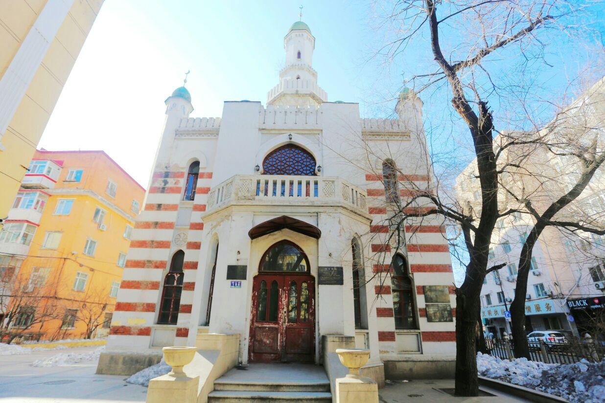 鞑靼清真寺正面全景，位于通江街与红霞街交口，红白条纹外墙在哈尔滨冬日阳光下格外醒目
