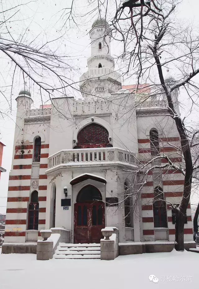 鞑靼清真寺冬季外景,红白纵向条纹外墙在雪中格外醒目