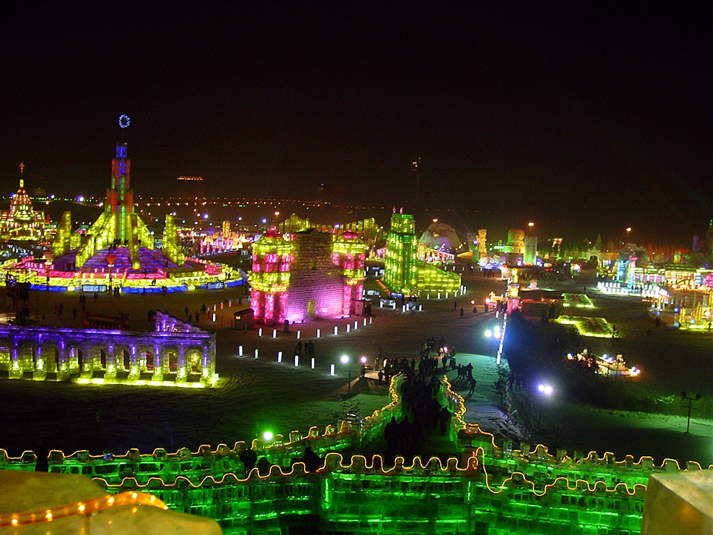 中央大街冬季夜景，冰灯装置与欧式建筑灯光同框