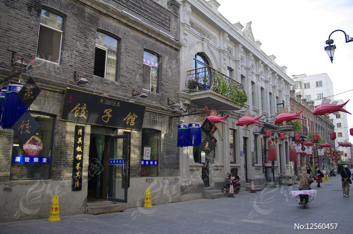 哈尔滨老道外历史建筑，窗户用塑料膜密封过冬