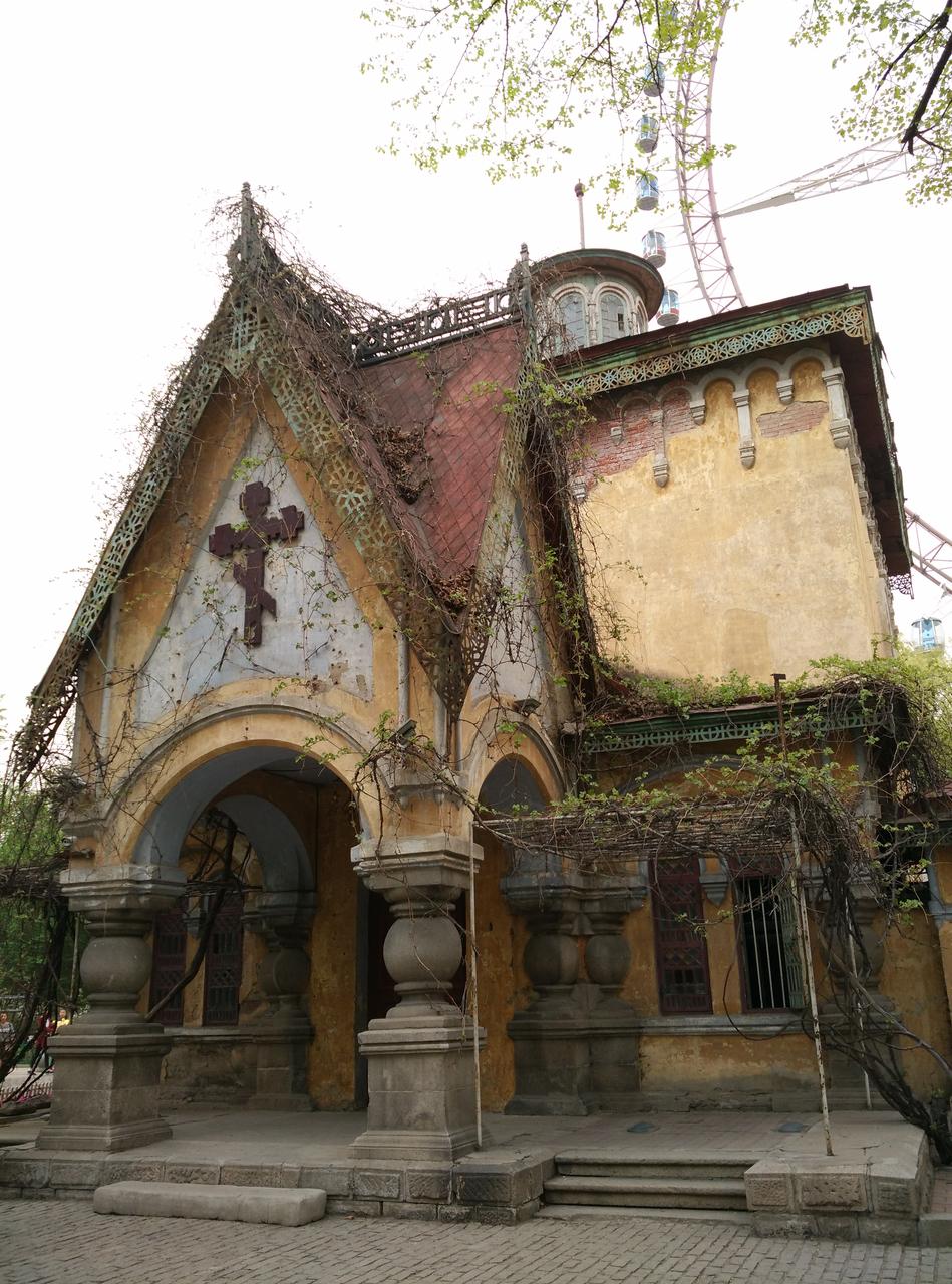 圣母安息教堂正面，背景可见摩天轮