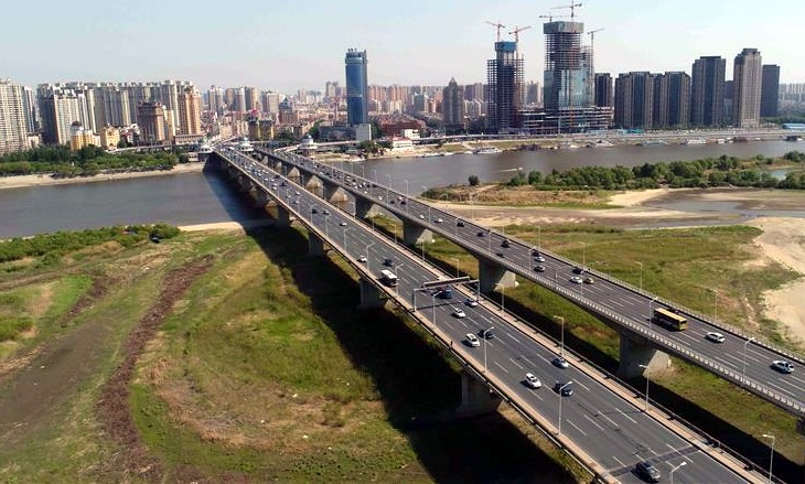 公路大桥扩建后的双桥剪刀形结构