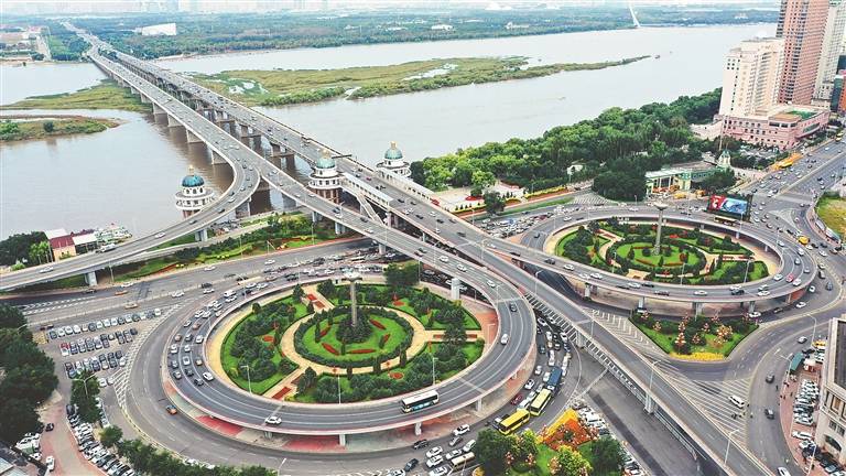 哈尔滨松花江公路大桥全景，剪刀形双桥结构