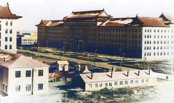 哈军工31号楼（海军工程系），屋脊上骑兵引领四艘舰艇的脊兽清晰可见