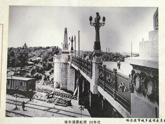 霁虹桥1940年代历史照片，火车从桥下通过