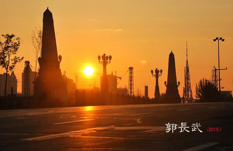 霁虹桥全景，方尖碑桥头堡与车流