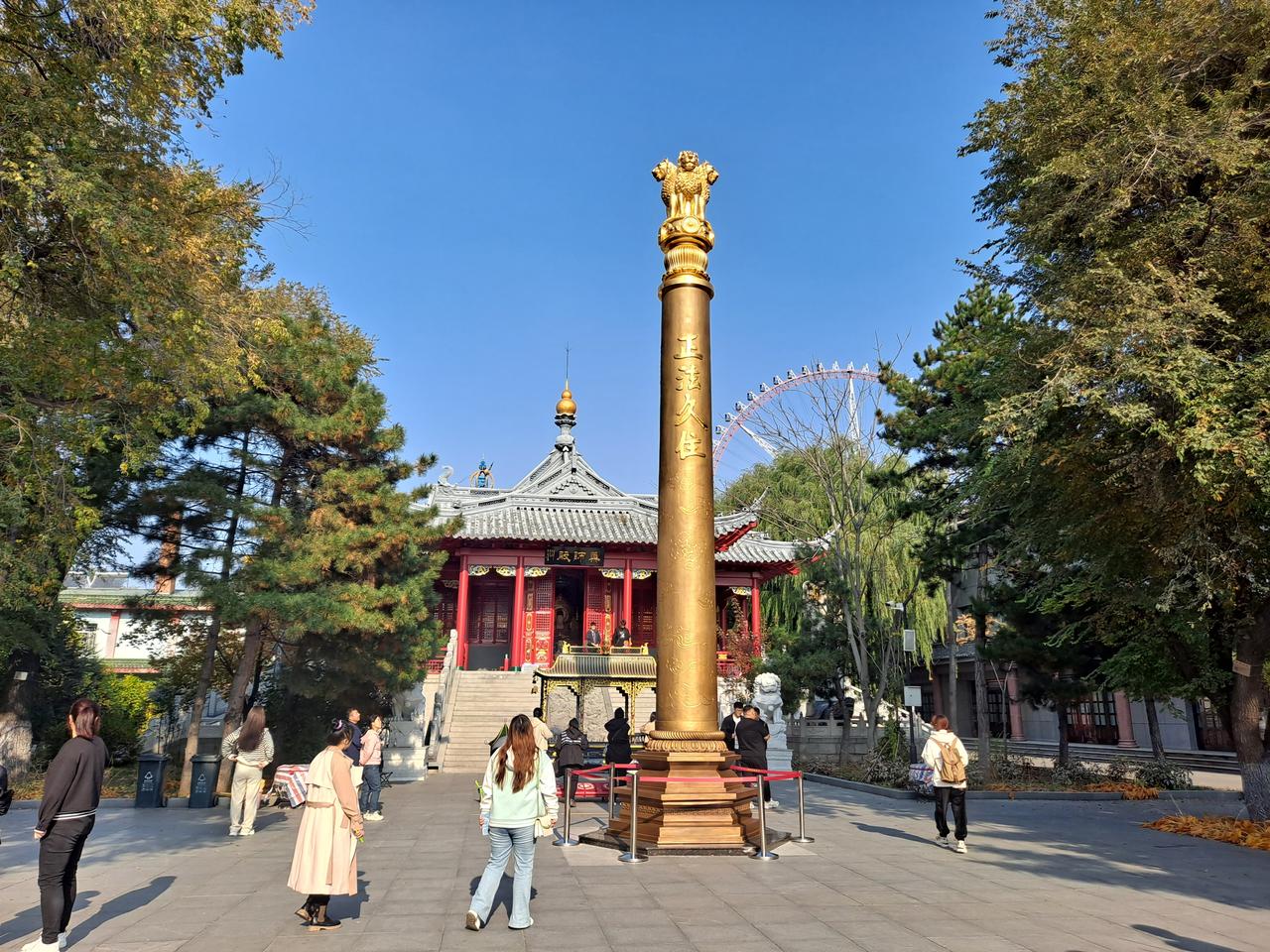 极乐寺庭院中的金柱与石狮