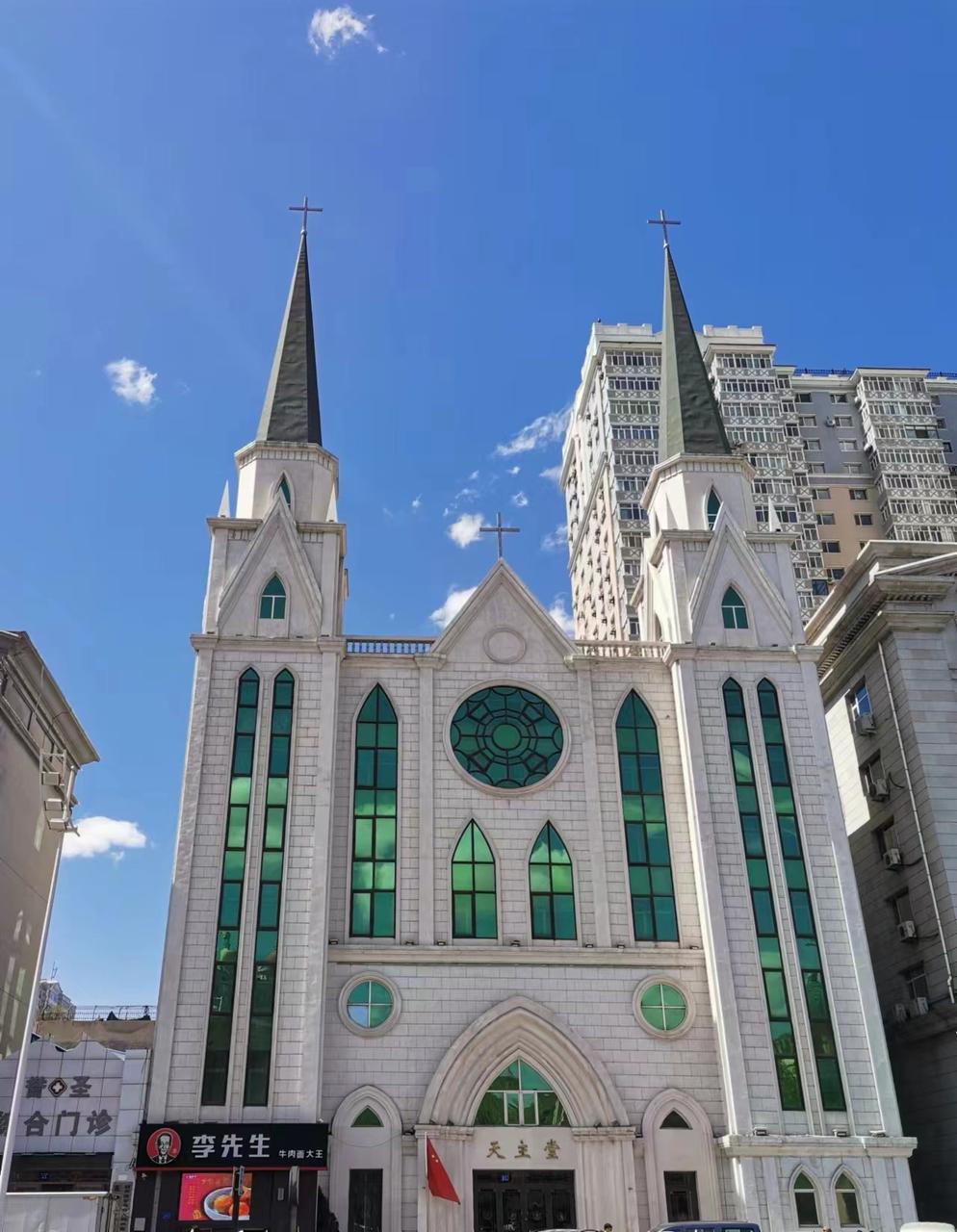 东大直街三座教堂并置景观