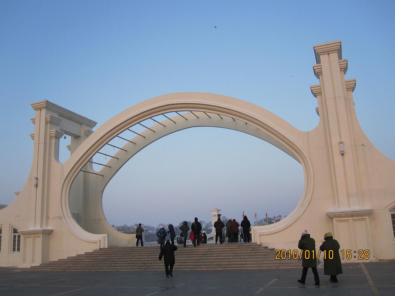 太阳岛入口太阳门，2003年改造后新建的景区门户