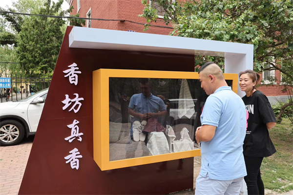 亚麻街保留的苏联专家楼,三层红砖建筑,尖顶和雕花装饰清晰可见