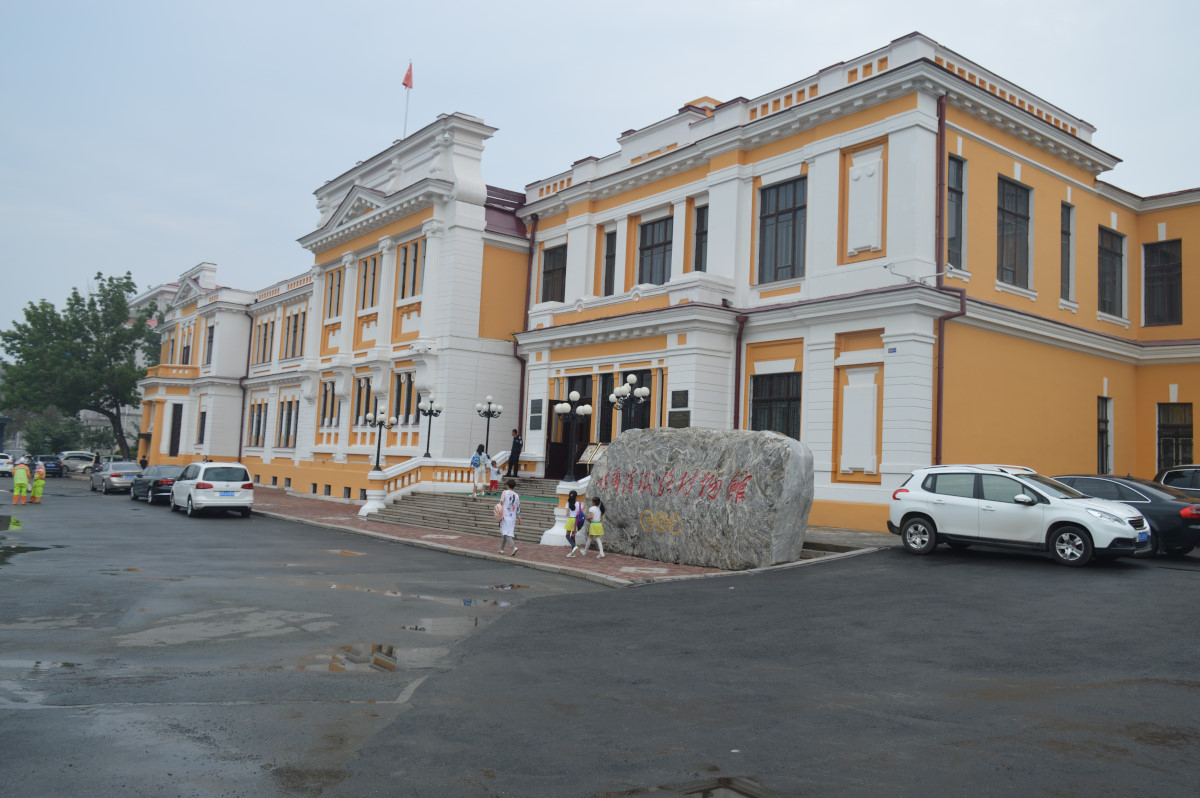 中东铁路俱乐部旧址建筑外立面，可见左侧主入口和四根爱奥尼式壁柱