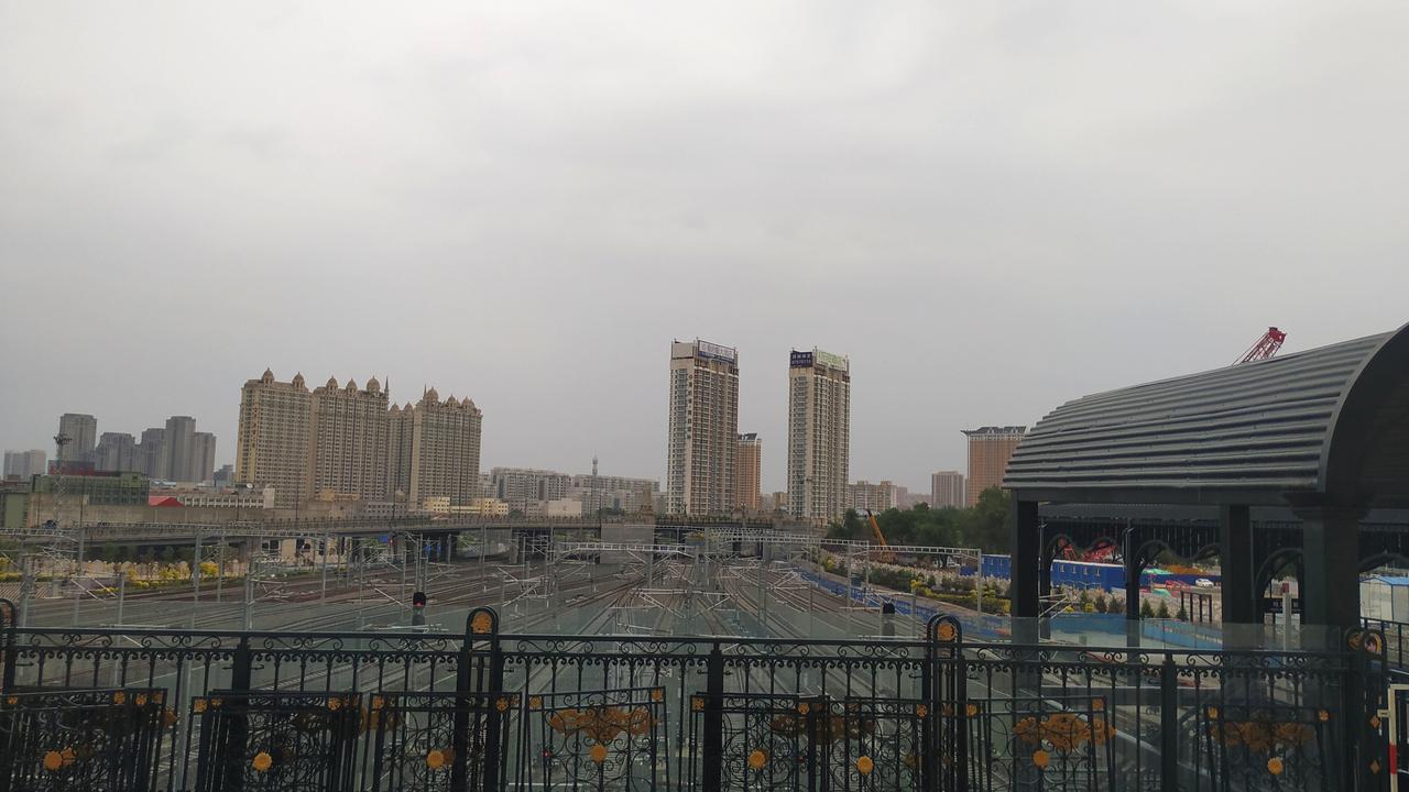 霁虹桥下经过的铁路线，把南岗和道外分成两个世界